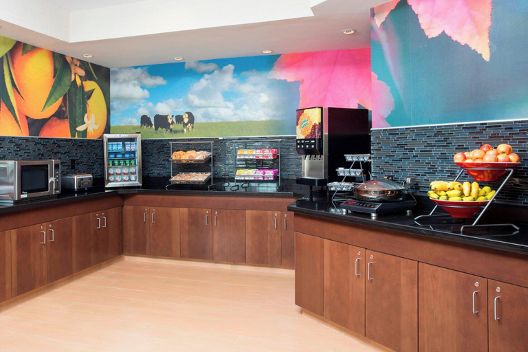 Food & Drinks 5, Fairfield Inn & Suites Waco South, McLennan