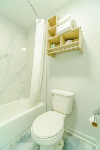 Bathroom 3, Pleasanton Executive Inn By OYO, Atascosa
