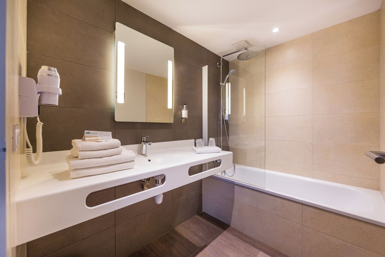 Bathroom 3, Brit Hotel - Hotel de l'Hippodrome, Morbihan