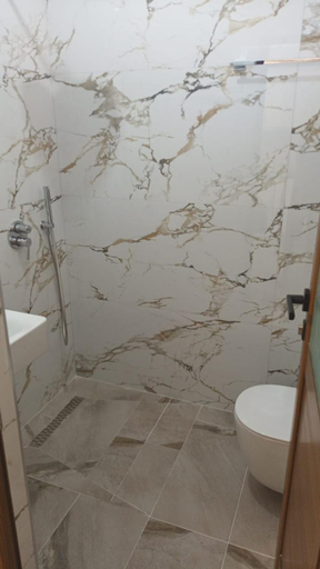 Others 5, Miri's Villa, Sarandës