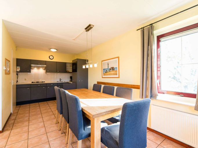 Private kitchen 5, Thatched Villa With Dishwasher Near the Beach, Ameland