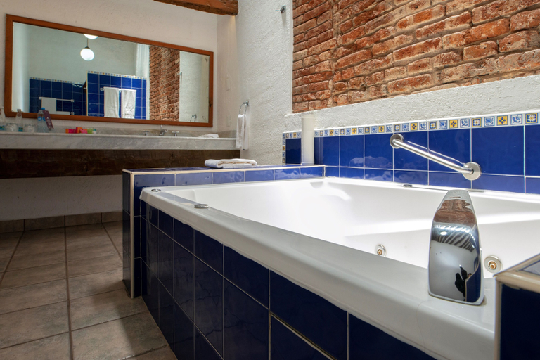 Bathroom 5, Los Juaninos, Morelia