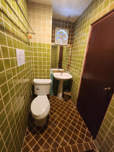 Bathroom 3, Hostel Baan Kuhn Yah โฮสเทลบ้านคุณย่า, Muang Chiang Mai