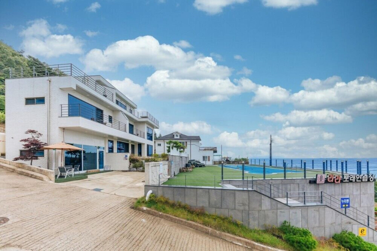 Exterior & Views, Hayanjip (Blue Road Town Pension, Yeongdeok