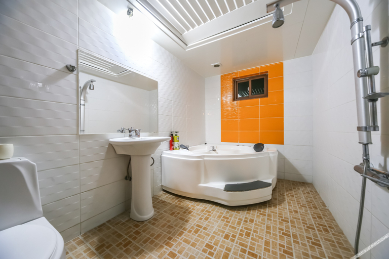 Bathroom 5, Daegu Dongchon Hill, Dong