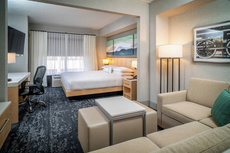Bedroom 4, Delta Hotels by Marriott Huntington Downtown, Cabell