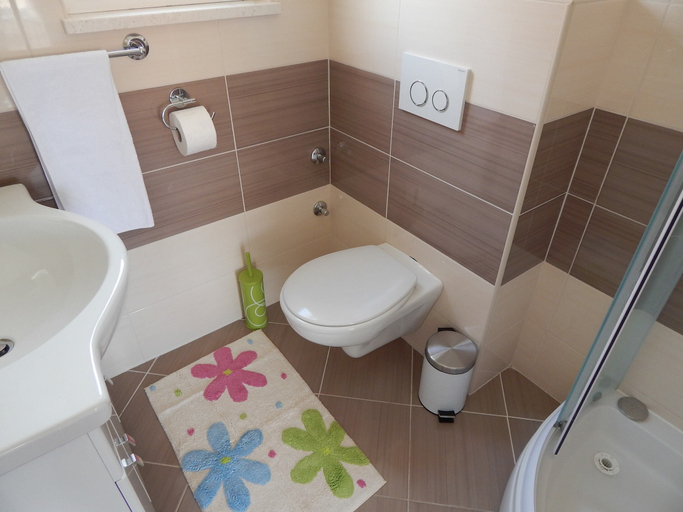 Bathroom, Homely Apartment in Trogir near Beach, Okrug