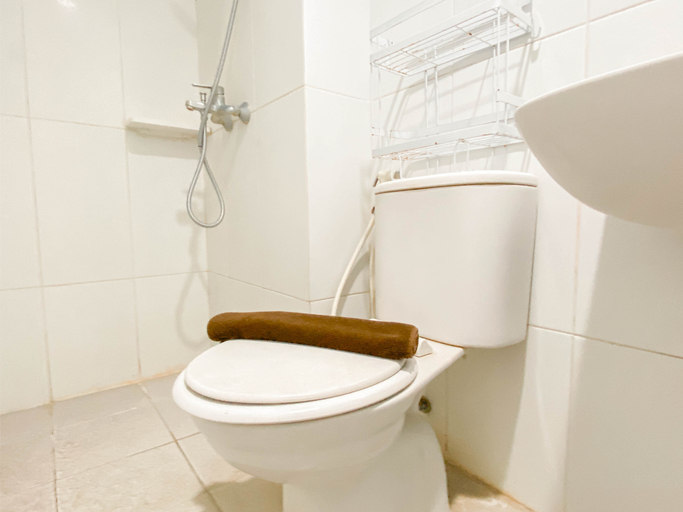 Bathroom 5, Relaxing Studio at Tamansari Mahogany Karawang Apartment By Travelio, Karawang