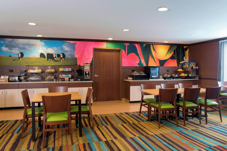 Food & Drinks 5, Fairfield Inn & Suites Chicago St. Charles, Kane