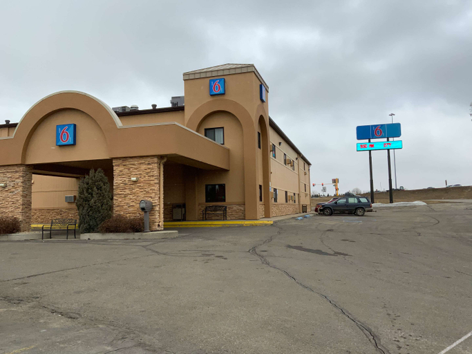 Exterior & Views, Studio 6 Minot, ND, Ward
