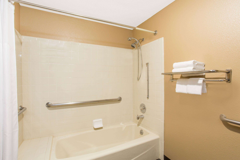 Bathroom 4, Super 8 by Wyndham Baker City, Baker