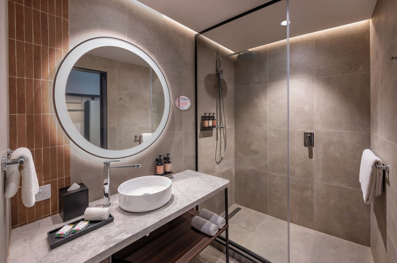 Bathroom 5, Tanoa International Hotel, Ba