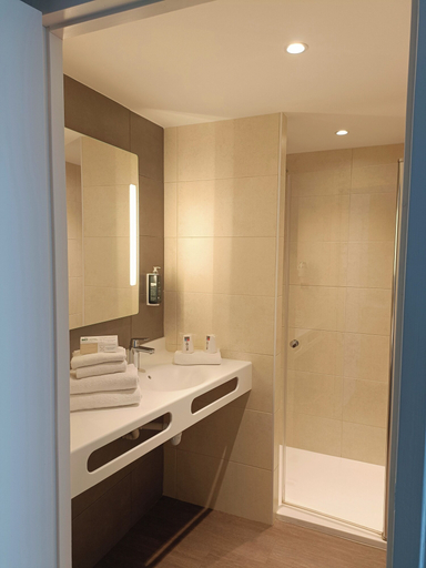 Bathroom 3, Brit Hotel - Hotel de l'Hippodrome, Morbihan