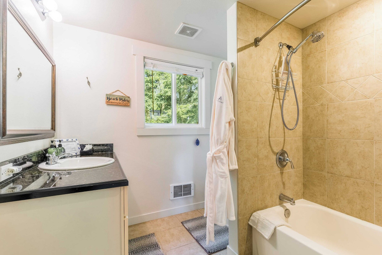Bedroom 3, Wolf Beach Cottage by Avantstay Harbor Views, Island