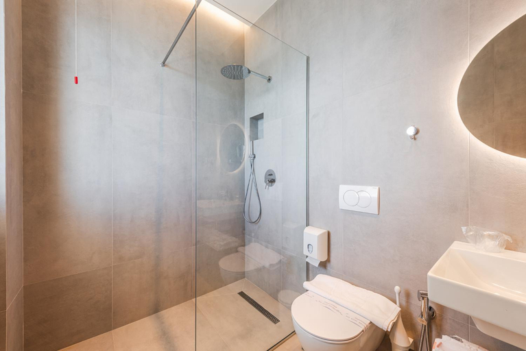 Bathroom 5, Aragosta Hotel, Durrësit