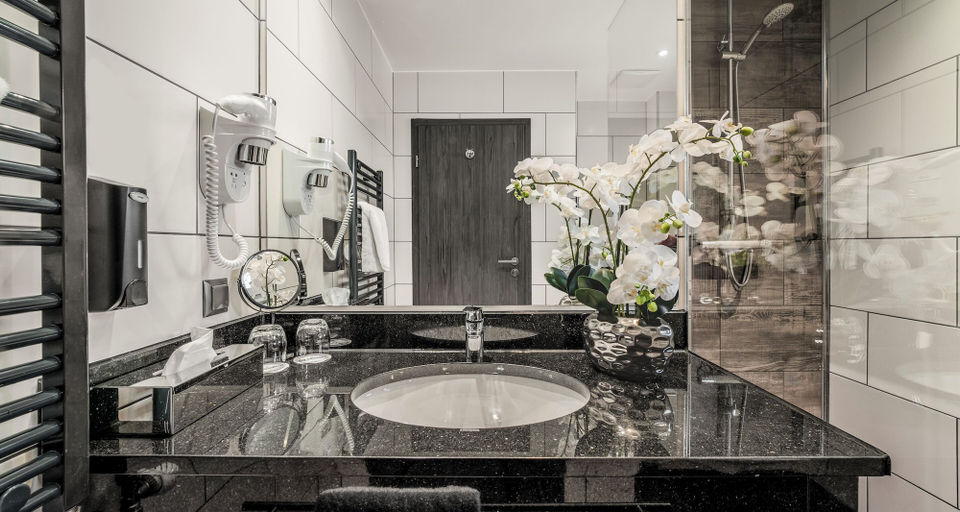 Bathroom 4, PLAZA INN Heilbronn, Heilbronn