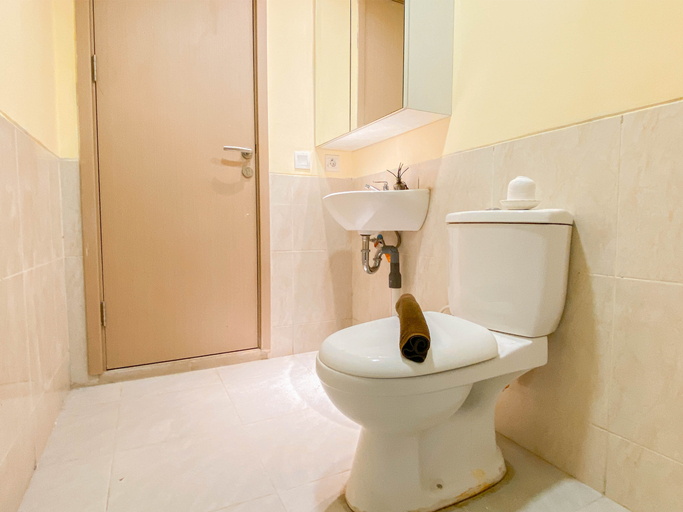 Bathroom 3, Homey 3BR at Meikarta Apartment By Travelio, Cikarang
