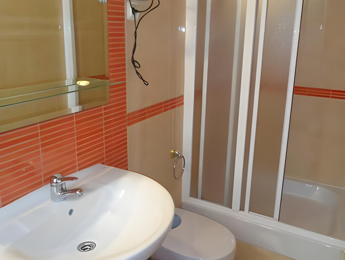 Bathroom 15