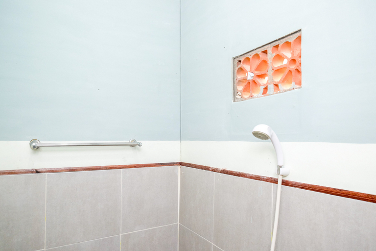 Bathroom 3, RedDoorz near Lotte Mart Maguwoharjo Yogyakarta, Sleman