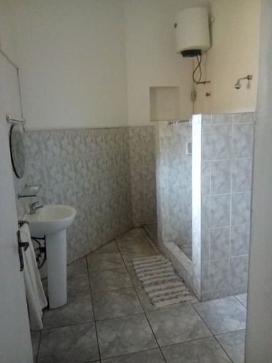 Bathroom 4, Pensao Martins, Maputo