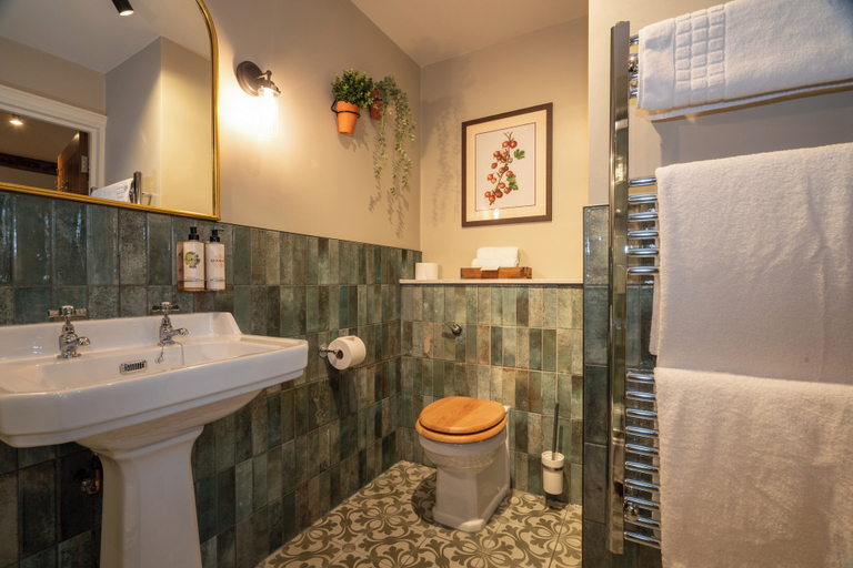 Bathroom 4, The Old House Inn, Surrey