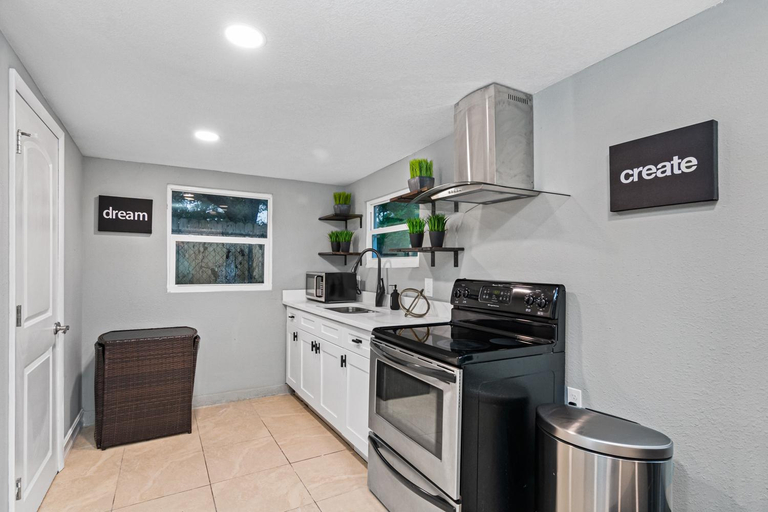 Others 3, Modern House in Clearwater with access to a Shared Swimming Pool, Pinellas