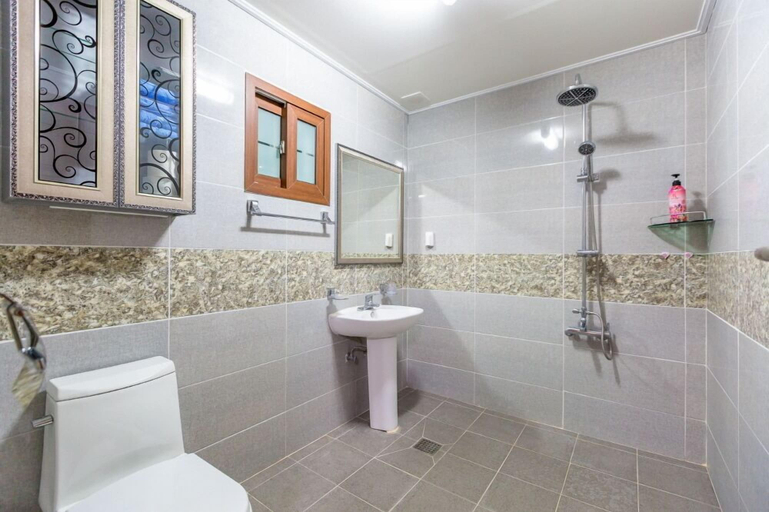 Bathroom 3, Neulpureun Pension, Yeongdeok