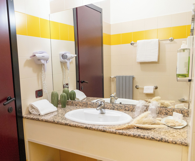 Bathroom 4, Hotel Ayri, Parma