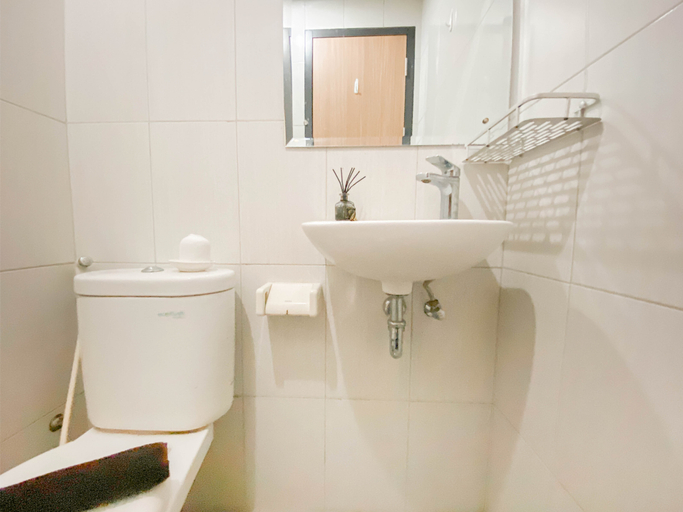 Bathroom 5, Comfort Living Studio at Monroe Tower Apartment By Travelio, Cikarang