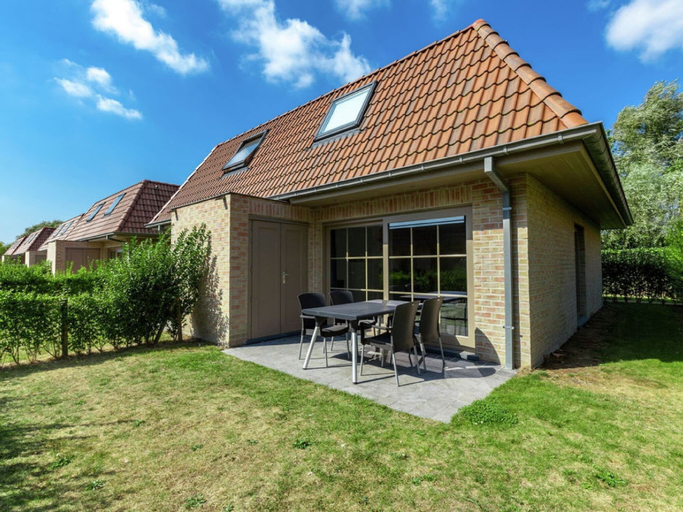 Exterior & Views 2, Adinkerke Holiday Home With Fenced Garden, West-Vlaanderen