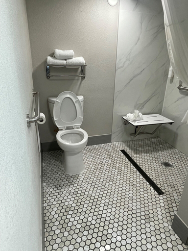Bathroom 4, Days Inn by Wyndham Gainesville, Cooke