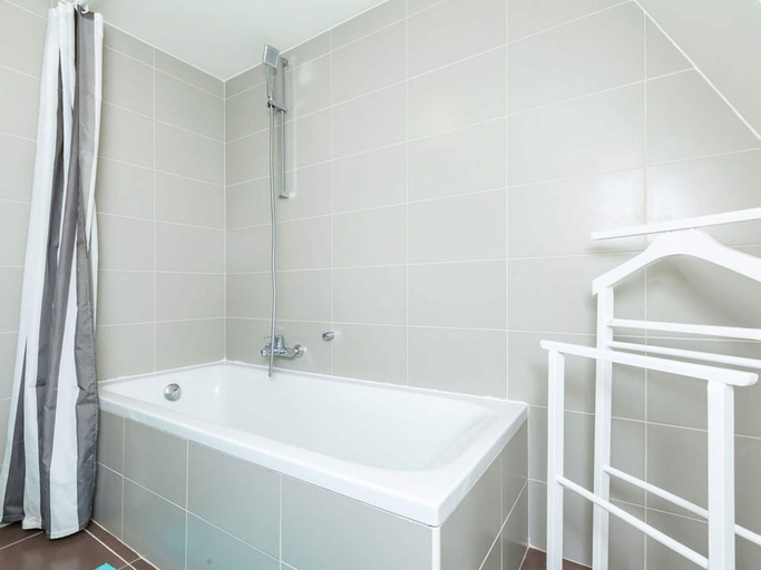 Bathroom 4, Adinkerke Holiday Home With Fenced Garden, West-Vlaanderen
