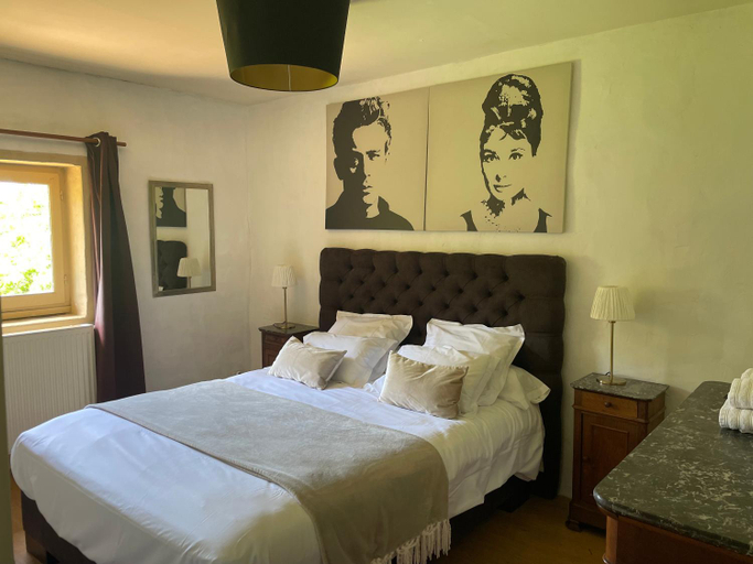 Bedroom 2, Chateau de Beauchamp- La chapelle de Guinchay, Saône-et-Loire