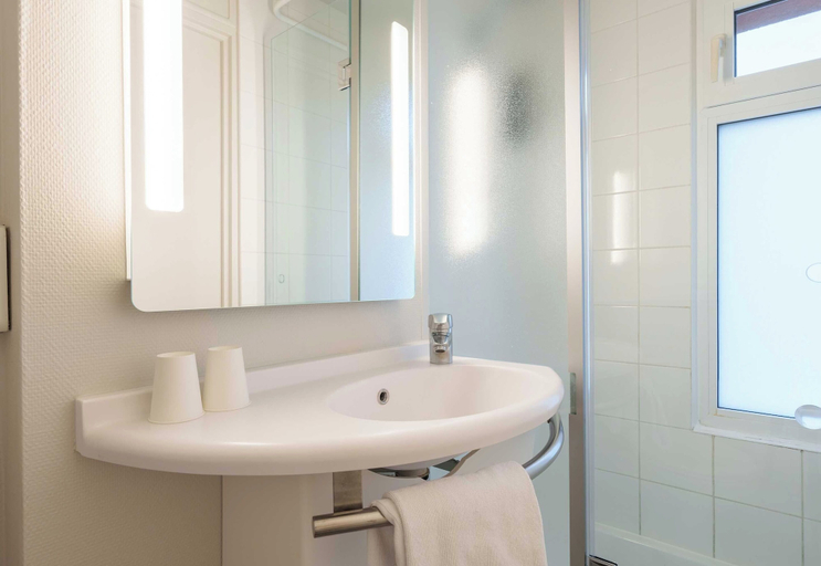Bathroom 4, B&B HOTEL Troyes Centre, Aube