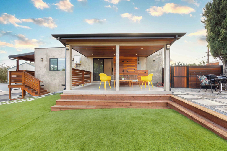 Exterior & Views