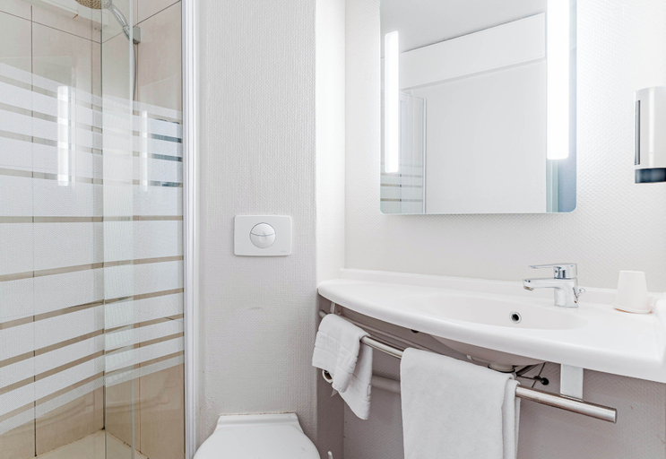 Bathroom 5, B&B HOTEL Chatellerault, Vienne