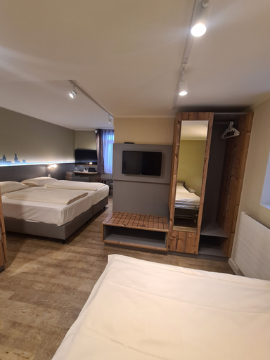 Bedroom 4, Stadthotel Engel, Karlsruhe