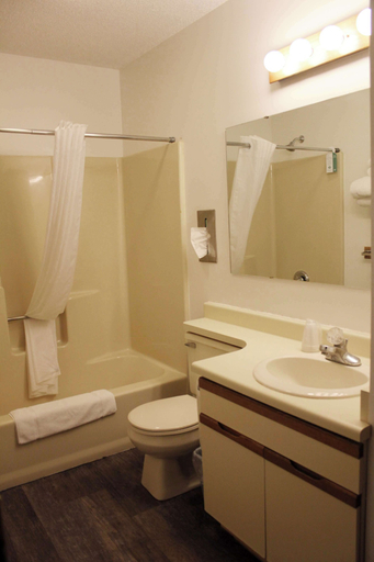 Bathroom 4, Pine Mountain Ski & Golf Resort, Dickinson