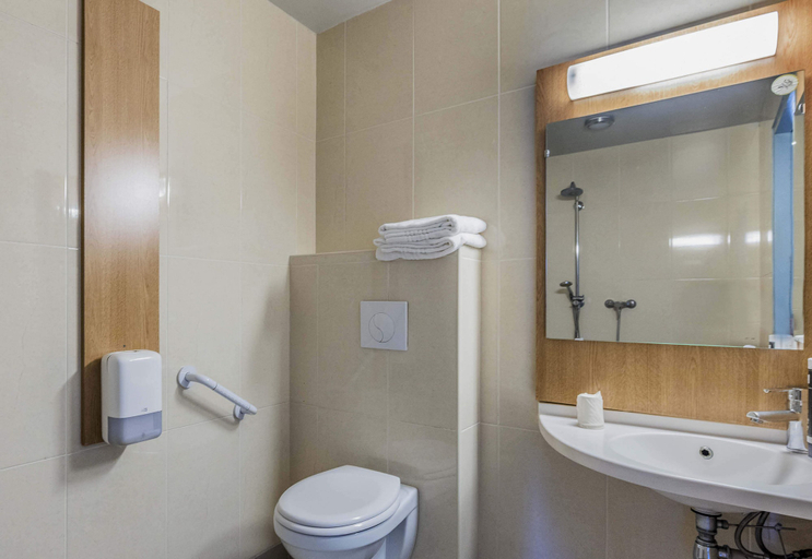Bathroom 3, B&B HOTEL Perpignan Nord Aeroport, Pyrénées-Orientales
