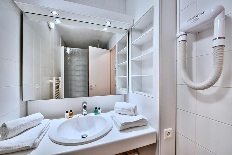 Bathroom 5, Village Club Kerlannic, Morbihan