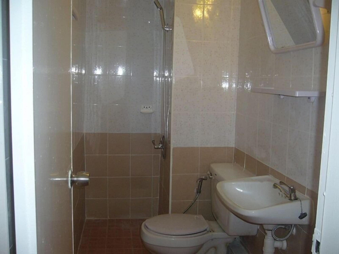 Bathroom 4, DMK Donmueang Airport Guesthouse, Pak Kret