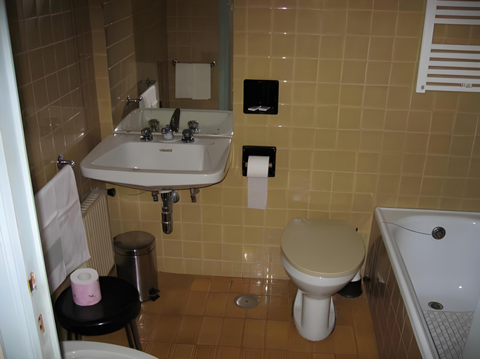 Bathroom 9
