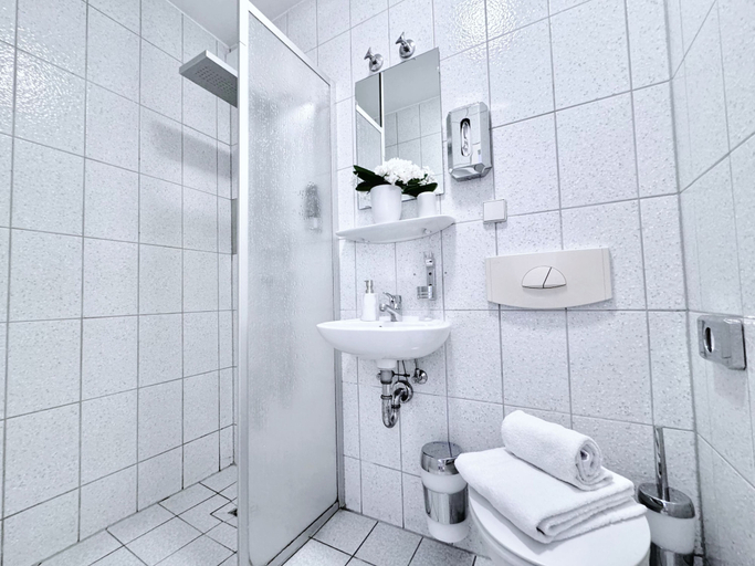 Bathroom 5, REGIOHOTEL Salzland, Salzlandkreis