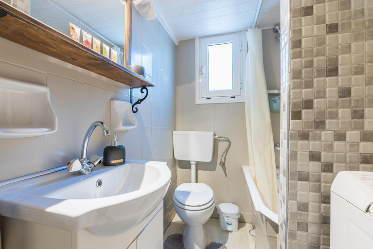 Bathroom 5, Stylish 1BR Retreat in Central Athens, Attica