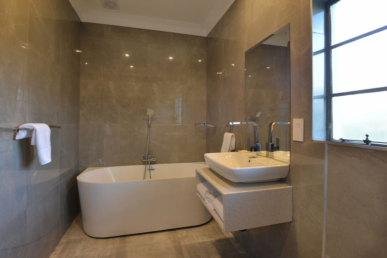 Bathroom 3, Troutbeck Resort, Nyanga