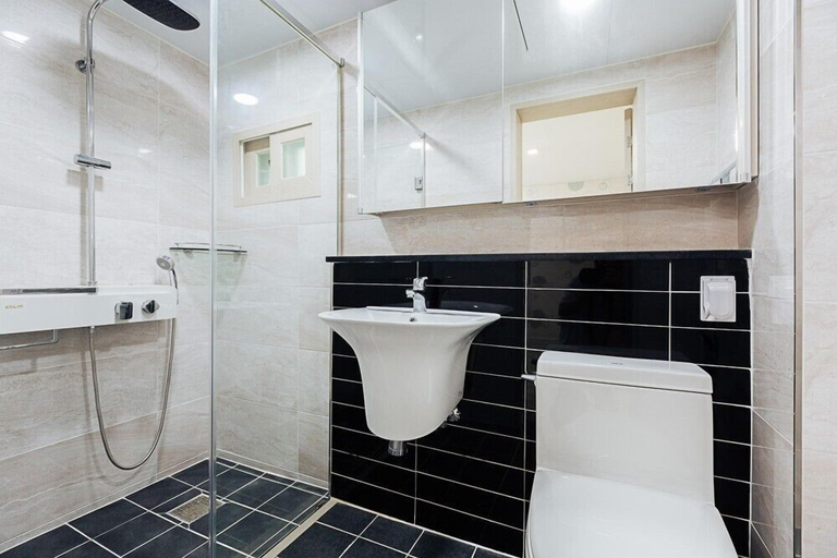 Bathroom 3, Maggiore Pension 1, Pohang
