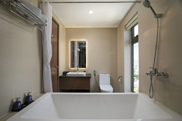 Bathroom 5, Mangata Beachfront Hotel, Da Nang