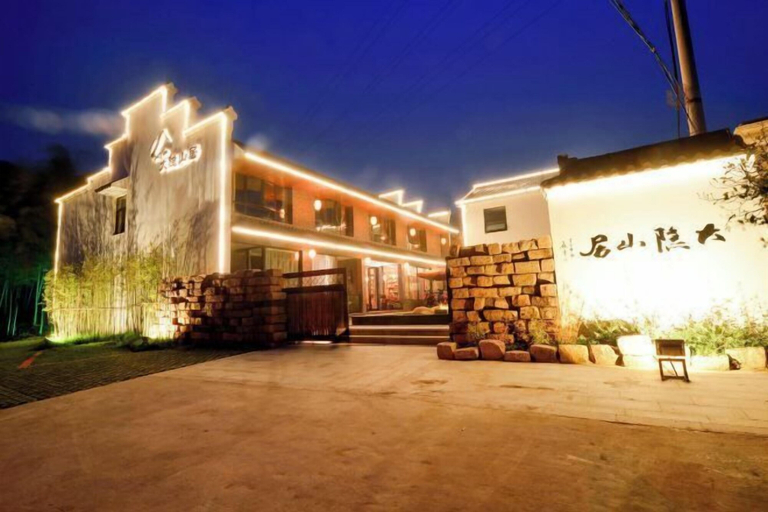 Exterior & Views