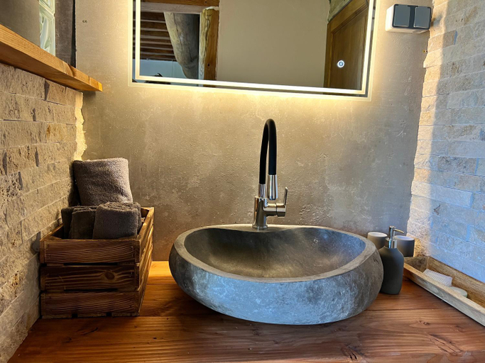 Bathroom 3, Les Magnels, Gard