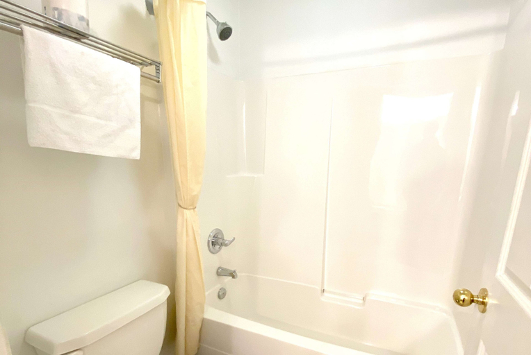 Bathroom 4, Super 8 By Wyndham Sicamous, Columbia-Shuswap